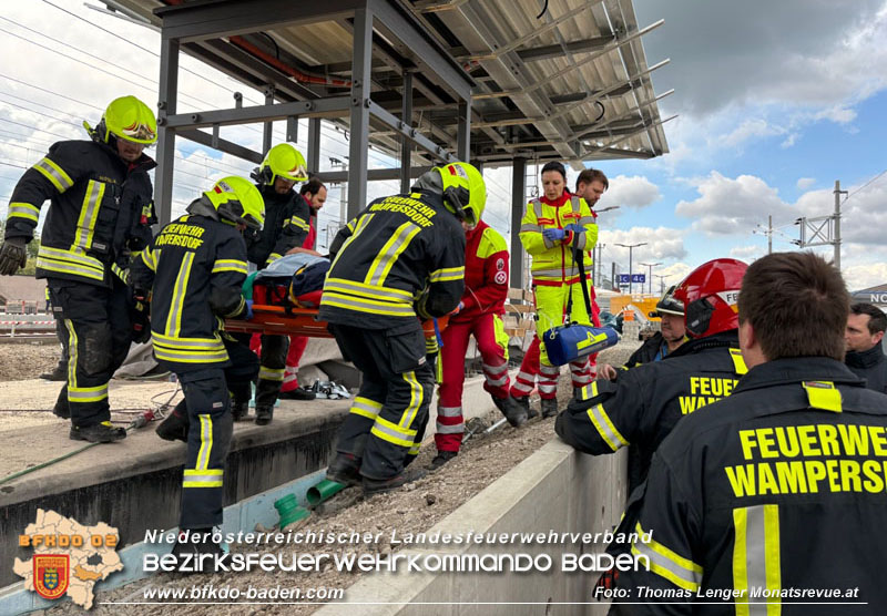 20240418_Unterstützung Rettungsdienst bei Arbeitsunfall am neuen Bahnhof Wamperdorf  Foto: Thomas Lenger Monatsrevue.at
