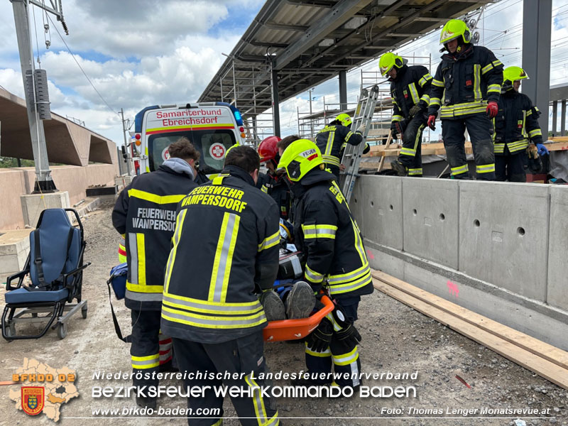 20240418_Unterstützung Rettungsdienst bei Arbeitsunfall am neuen Bahnhof Wamperdorf  Foto: Thomas Lenger Monatsrevue.at