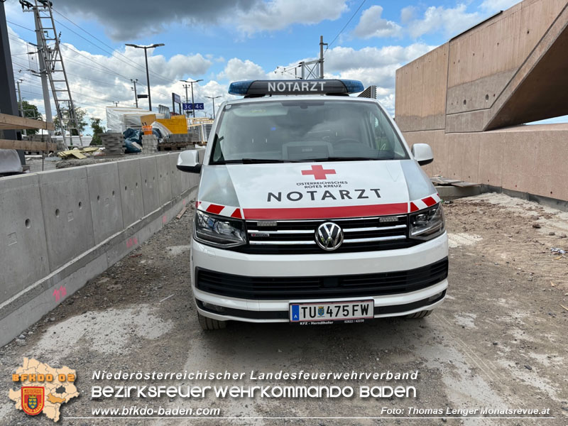 20240418_Unterstützung Rettungsdienst bei Arbeitsunfall am neuen Bahnhof Wamperdorf  Foto: Thomas Lenger Monatsrevue.at
