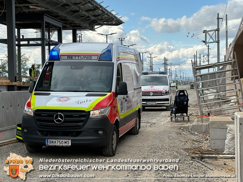 20240418_Unterstützung Rettungsdienst bei Arbeitsunfall am neuen Bahnhof Wamperdorf  Foto: Thomas Lenger Monatsrevue.at