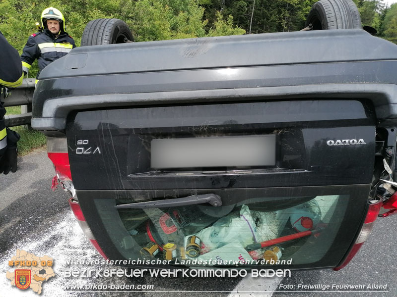 20240419 Alarmierte Menschenrettung nach Fahrzeugüberschlag auf der A21 bei Hochstrass  Foto: Freiwillige Feuerwehr Alland