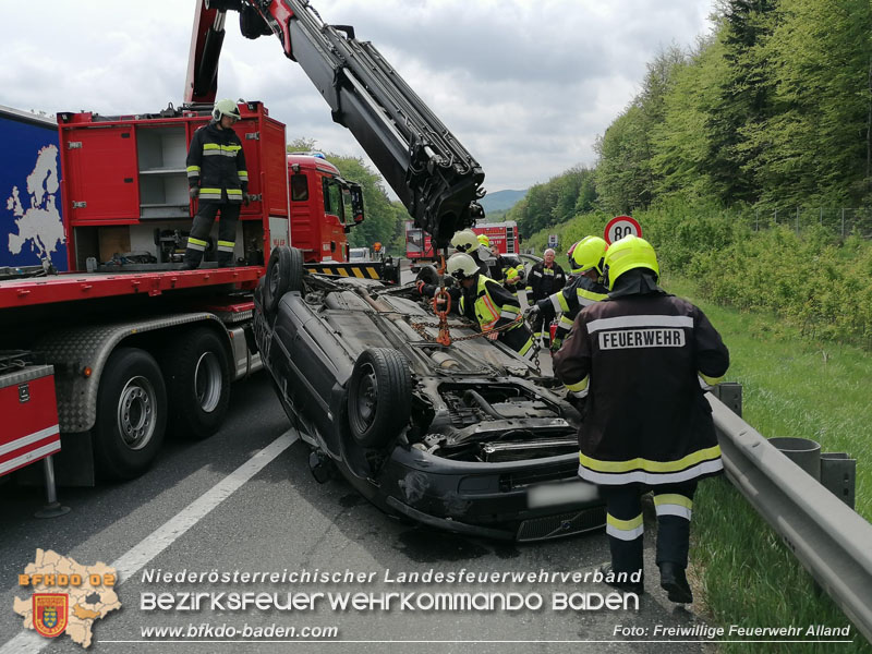 20240419 Alarmierte Menschenrettung nach Fahrzeugüberschlag auf der A21 bei Hochstrass  Foto: Freiwillige Feuerwehr Alland