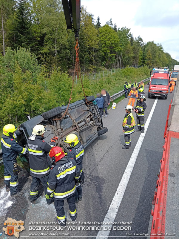20240419 Alarmierte Menschenrettung nach Fahrzeugüberschlag auf der A21 bei Hochstrass  Foto: Freiwillige Feuerwehr Alland