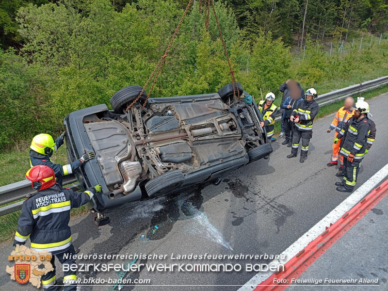 20240419 Alarmierte Menschenrettung nach Fahrzeugüberschlag auf der A21 bei Hochstrass  Foto: Freiwillige Feuerwehr Alland