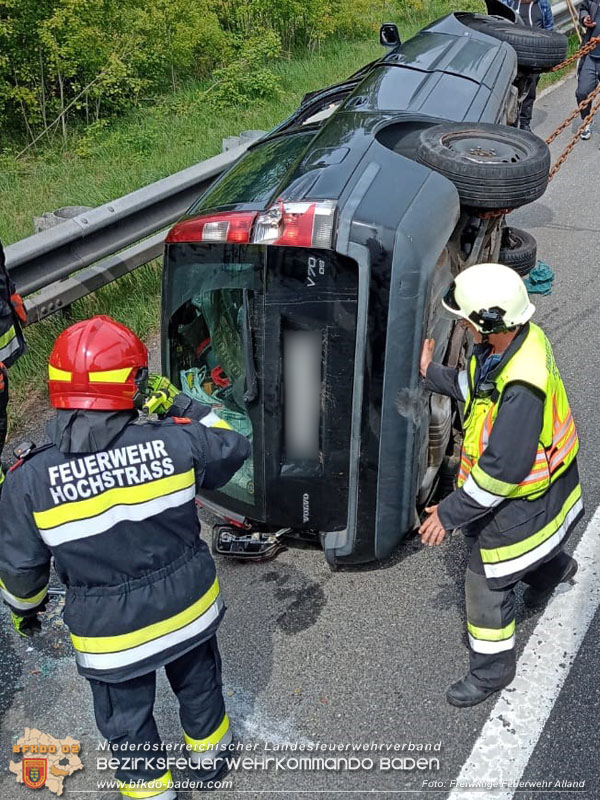 20240419 Alarmierte Menschenrettung nach Fahrzeugüberschlag auf der A21 bei Hochstrass  Foto: Freiwillige Feuerwehr Alland
