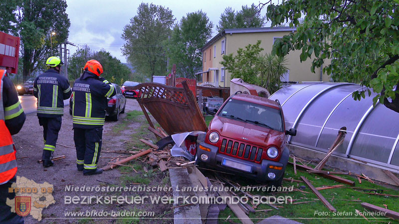 20240420_Allradfahrzeug durchbricht in Tribuswinkel einen Gartenzaun  Foto: Stefan Schneider BFKDO BADEN