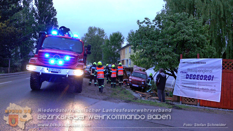 20240420_Allradfahrzeug durchbricht in Tribuswinkel einen Gartenzaun  Foto: Stefan Schneider BFKDO BADEN