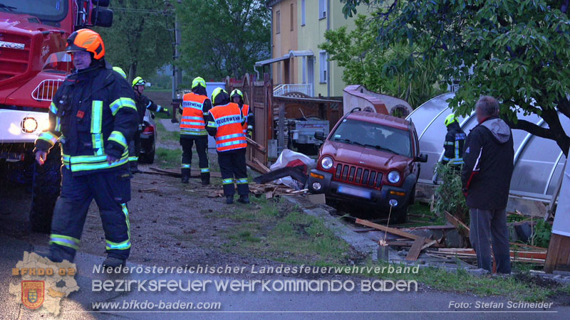 20240420_Allradfahrzeug durchbricht in Tribuswinkel einen Gartenzaun Foto: Stefan Schneider BFKDO BADEN