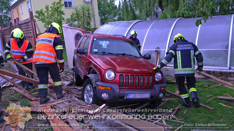 20240420_Allradfahrzeug durchbricht in Tribuswinkel einen Gartenzaun Foto: Stefan Schneider BFKDO BADEN