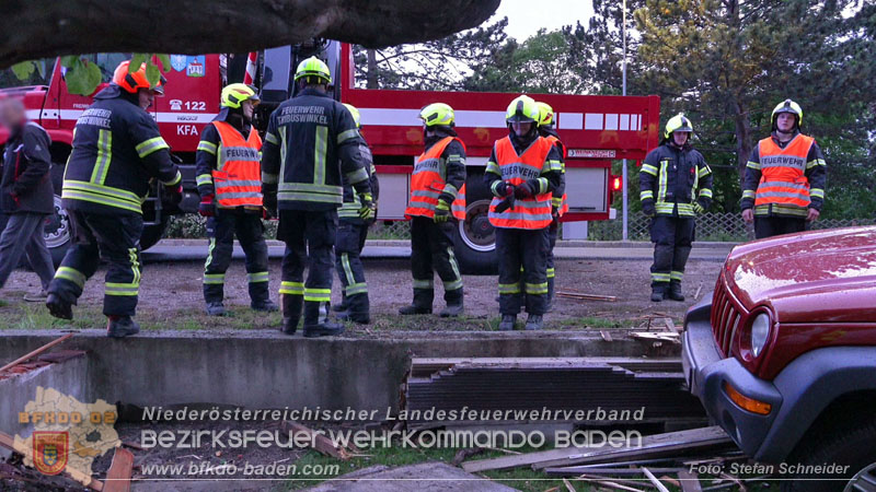 20240420_Allradfahrzeug durchbricht in Tribuswinkel einen Gartenzaun Foto: Stefan Schneider BFKDO BADEN
