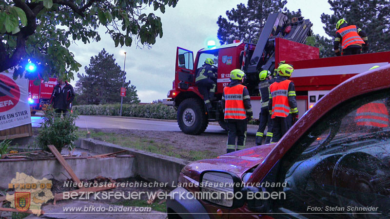 20240420_Allradfahrzeug durchbricht in Tribuswinkel einen Gartenzaun Foto: Stefan Schneider BFKDO BADEN
