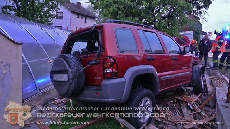 20240420_Allradfahrzeug durchbricht in Tribuswinkel einen Gartenzaun Foto: Stefan Schneider BFKDO BADEN