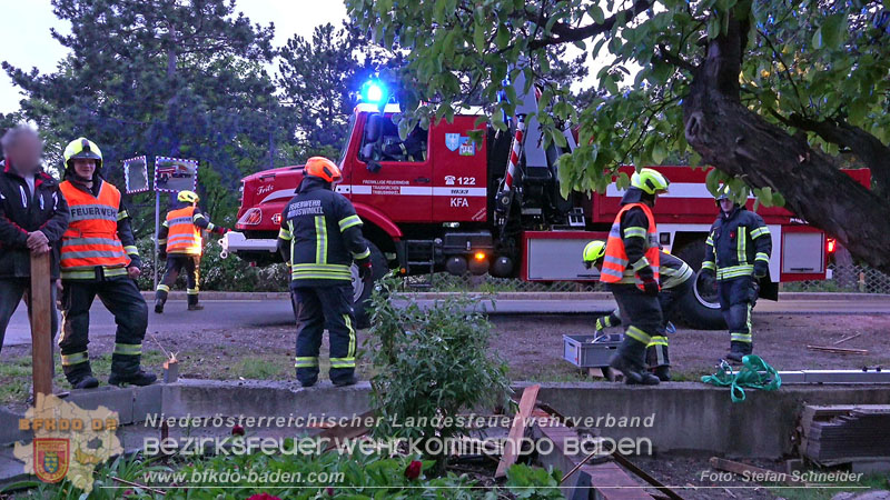 20240420_Allradfahrzeug durchbricht in Tribuswinkel einen Gartenzaun Foto: Stefan Schneider BFKDO BADEN
