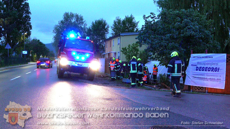 20240420_Allradfahrzeug durchbricht in Tribuswinkel einen Gartenzaun Foto: Stefan Schneider BFKDO BADEN