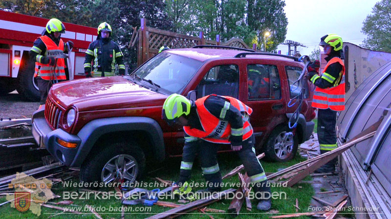 20240420_Allradfahrzeug durchbricht in Tribuswinkel einen Gartenzaun Foto: Stefan Schneider BFKDO BADEN
