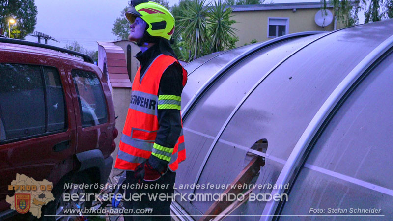 20240420_Allradfahrzeug durchbricht in Tribuswinkel einen Gartenzaun Foto: Stefan Schneider BFKDO BADEN