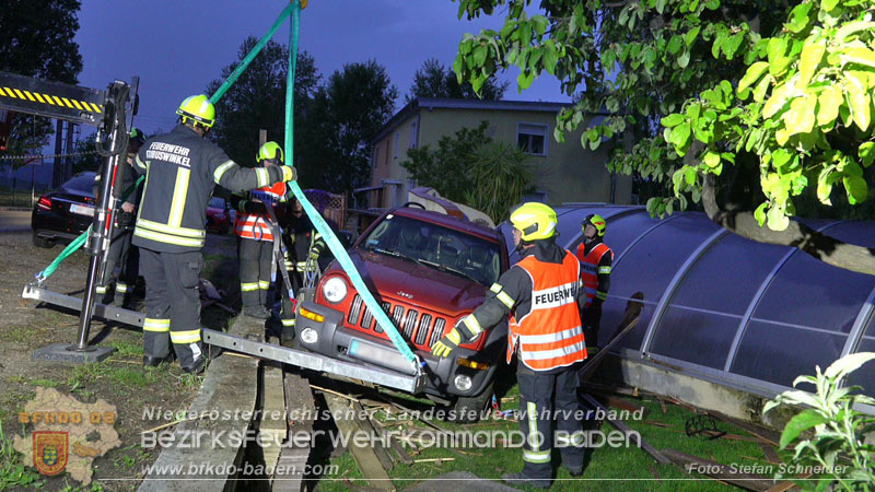 20240420_Allradfahrzeug durchbricht in Tribuswinkel einen Gartenzaun Foto: Stefan Schneider BFKDO BADEN