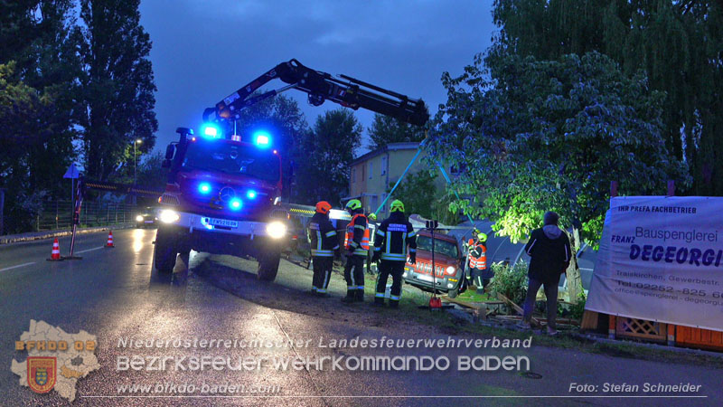 20240420_Allradfahrzeug durchbricht in Tribuswinkel einen Gartenzaun Foto: Stefan Schneider BFKDO BADEN