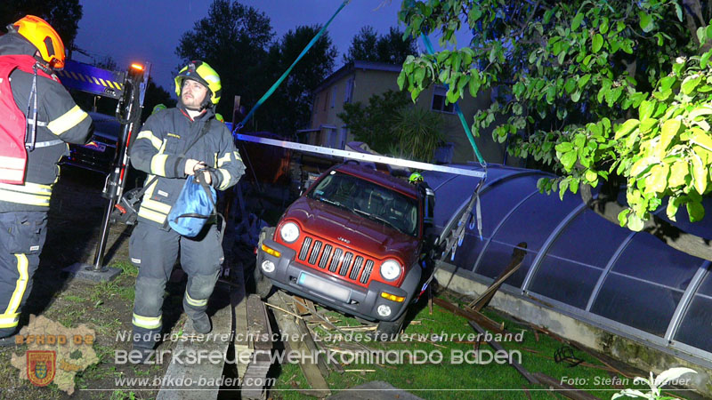 20240420_Allradfahrzeug durchbricht in Tribuswinkel einen Gartenzaun Foto: Stefan Schneider BFKDO BADEN