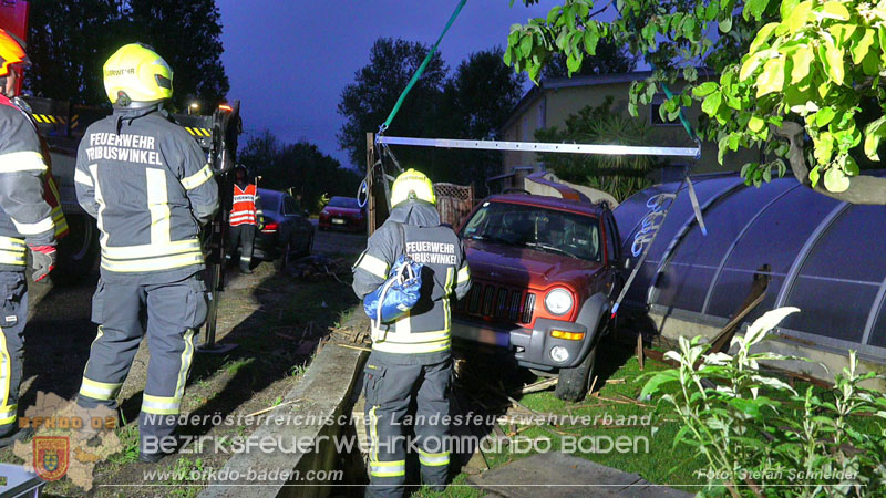 20240420_Allradfahrzeug durchbricht in Tribuswinkel einen Gartenzaun Foto: Stefan Schneider BFKDO BADEN