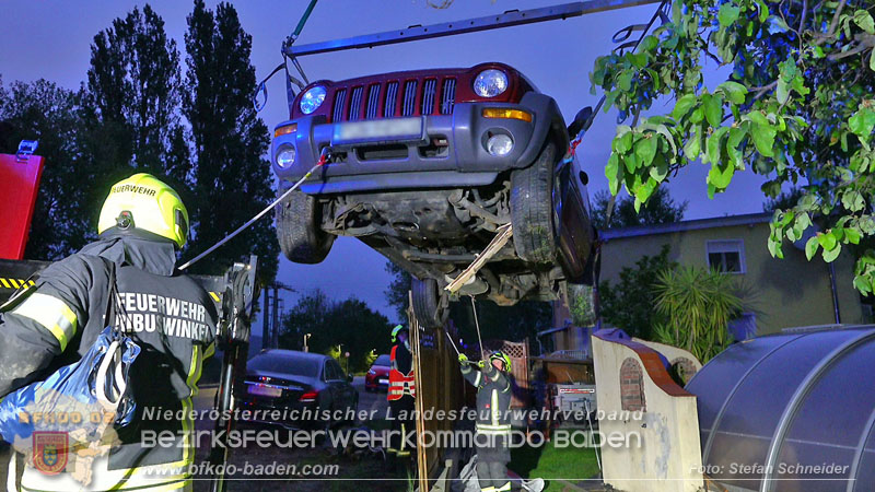 20240420_Allradfahrzeug durchbricht in Tribuswinkel einen Gartenzaun Foto: Stefan Schneider BFKDO BADEN