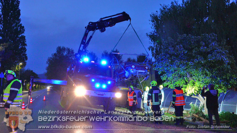 20240420_Allradfahrzeug durchbricht in Tribuswinkel einen Gartenzaun Foto: Stefan Schneider BFKDO BADEN