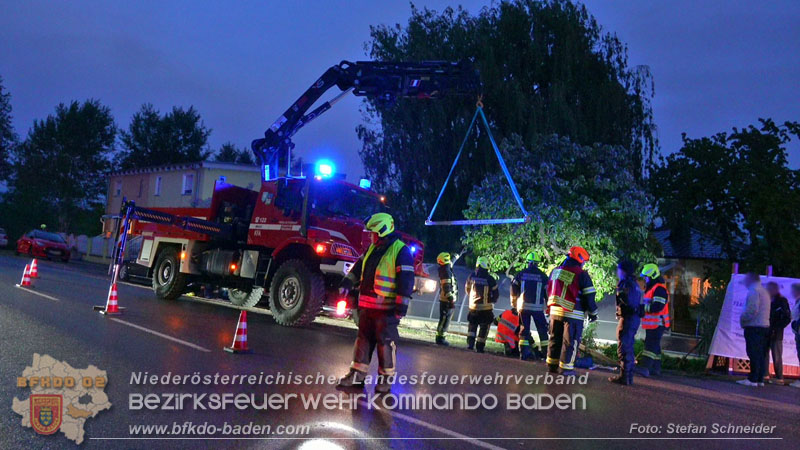 20240420_Allradfahrzeug durchbricht in Tribuswinkel einen Gartenzaun Foto: Stefan Schneider BFKDO BADEN