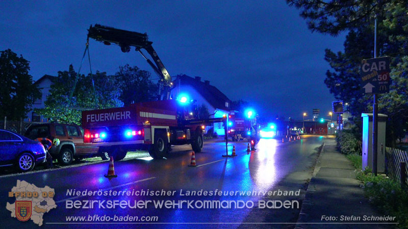 20240420_Allradfahrzeug durchbricht in Tribuswinkel einen Gartenzaun Foto: Stefan Schneider BFKDO BADEN