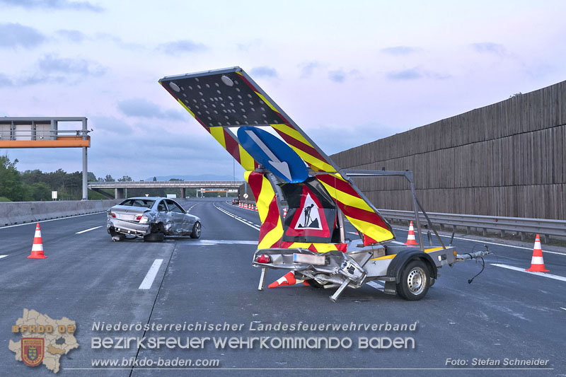 20240421 Pkw prallt auf der A2 gegen Betonleitwand und Absicherungsanhänger Foto: Stefan Schneider BFKDO BADEN 20240421 Pkw prallt auf der A2 gegen Betonleitwand und Absicherungsanhänger Foto: Stefan Schneider BFKDO BADEN