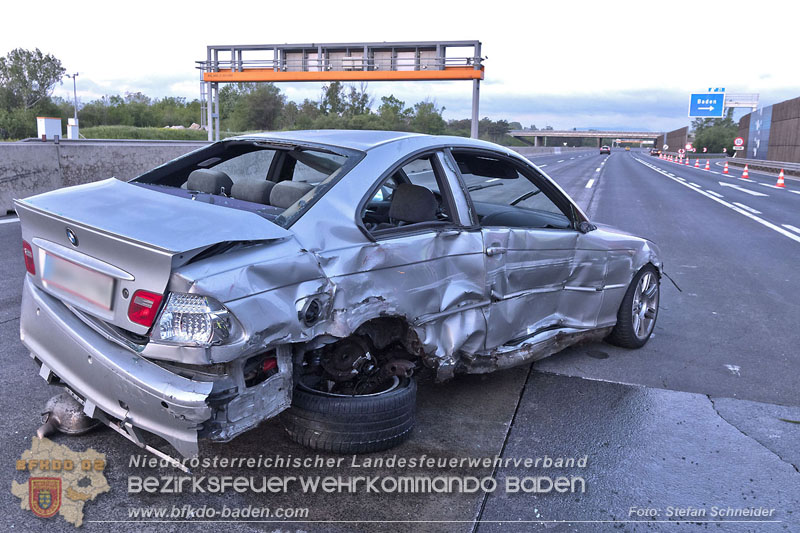 20240421 Pkw prallt auf der A2 gegen Betonleitwand und Absicherungsanhänger Foto: Stefan Schneider BFKDO BADEN 20240421 Pkw prallt auf der A2 gegen Betonleitwand und Absicherungsanhänger Foto: Stefan Schneider BFKDO BADEN