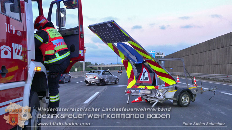 20240421 Pkw prallt auf der A2 gegen Betonleitwand und Absicherungsanhänger Foto: Stefan Schneider BFKDO BADEN 20240421 Pkw prallt auf der A2 gegen Betonleitwand und Absicherungsanhänger Foto: Stefan Schneider BFKDO BADEN