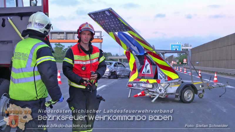 20240421 Pkw prallt auf der A2 gegen Betonleitwand und Absicherungsanhänger Foto: Stefan Schneider BFKDO BADEN 20240421 Pkw prallt auf der A2 gegen Betonleitwand und Absicherungsanhänger Foto: Stefan Schneider BFKDO BADEN