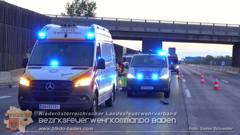 20240421 Pkw prallt auf der A2 gegen Betonleitwand und Absicherungsanhänger Foto: Stefan Schneider BFKDO BADEN 20240421 Pkw prallt auf der A2 gegen Betonleitwand und Absicherungsanhänger Foto: Stefan Schneider BFKDO BADEN