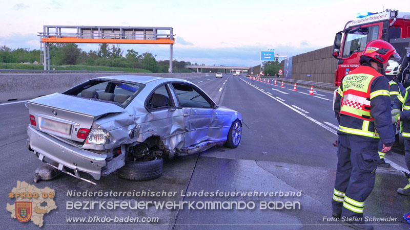 20240421 Pkw prallt auf der A2 gegen Betonleitwand und Absicherungsanhänger Foto: Stefan Schneider BFKDO BADEN 20240421 Pkw prallt auf der A2 gegen Betonleitwand und Absicherungsanhänger Foto: Stefan Schneider BFKDO BADEN