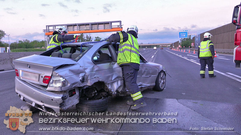 20240421 Pkw prallt auf der A2 gegen Betonleitwand und Absicherungsanhänger Foto: Stefan Schneider BFKDO BADEN 20240421 Pkw prallt auf der A2 gegen Betonleitwand und Absicherungsanhänger Foto: Stefan Schneider BFKDO BADEN