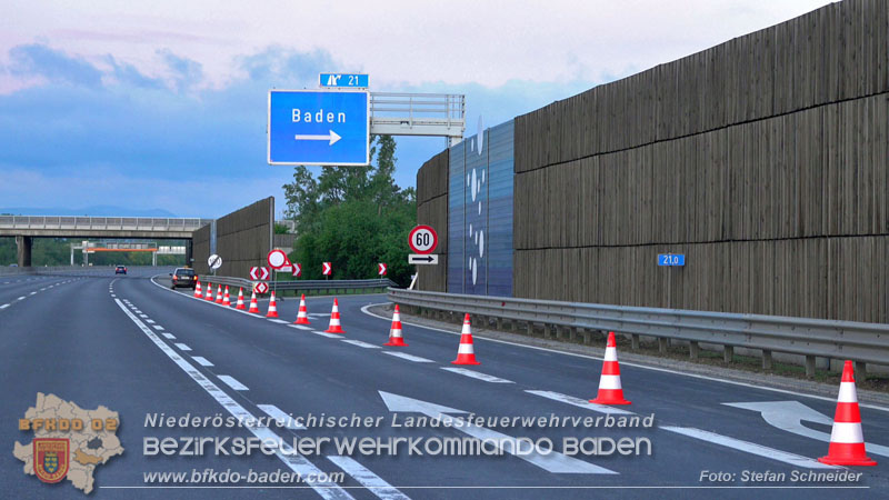 20240421 Pkw prallt auf der A2 gegen Betonleitwand und Absicherungsanhänger Foto: Stefan Schneider BFKDO BADEN 20240421 Pkw prallt auf der A2 gegen Betonleitwand und Absicherungsanhänger Foto: Stefan Schneider BFKDO BADEN