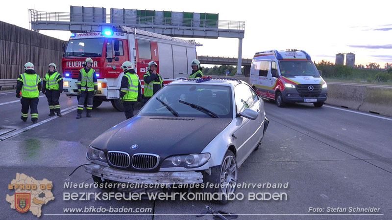 20240421 Pkw prallt auf der A2 gegen Betonleitwand und Absicherungsanhänger Foto: Stefan Schneider BFKDO BADEN 20240421 Pkw prallt auf der A2 gegen Betonleitwand und Absicherungsanhänger Foto: Stefan Schneider BFKDO BADEN