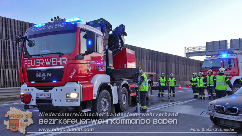 20240421 Pkw prallt auf der A2 gegen Betonleitwand und Absicherungsanhänger Foto: Stefan Schneider BFKDO BADEN 20240421 Pkw prallt auf der A2 gegen Betonleitwand und Absicherungsanhänger Foto: Stefan Schneider BFKDO BADEN