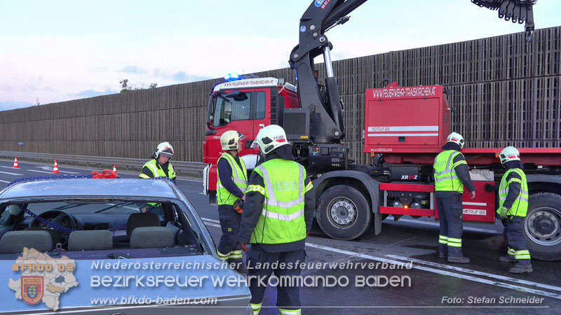 20240421 Pkw prallt auf der A2 gegen Betonleitwand und Absicherungsanhänger Foto: Stefan Schneider BFKDO BADEN 20240421 Pkw prallt auf der A2 gegen Betonleitwand und Absicherungsanhänger Foto: Stefan Schneider BFKDO BADEN