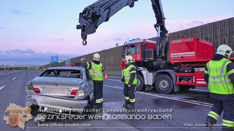 20240421 Pkw prallt auf der A2 gegen Betonleitwand und Absicherungsanhänger Foto: Stefan Schneider BFKDO BADEN 20240421 Pkw prallt auf der A2 gegen Betonleitwand und Absicherungsanhänger Foto: Stefan Schneider BFKDO BADEN