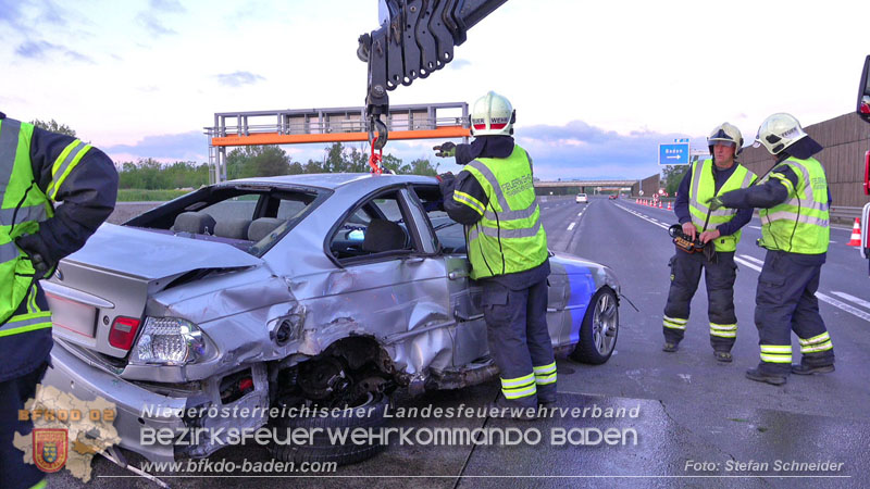 20240421 Pkw prallt auf der A2 gegen Betonleitwand und Absicherungsanhänger Foto: Stefan Schneider BFKDO BADEN 20240421 Pkw prallt auf der A2 gegen Betonleitwand und Absicherungsanhänger Foto: Stefan Schneider BFKDO BADEN
