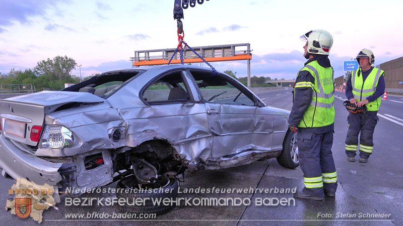 20240421 Pkw prallt auf der A2 gegen Betonleitwand und Absicherungsanhänger Foto: Stefan Schneider BFKDO BADEN 20240421 Pkw prallt auf der A2 gegen Betonleitwand und Absicherungsanhänger Foto: Stefan Schneider BFKDO BADEN