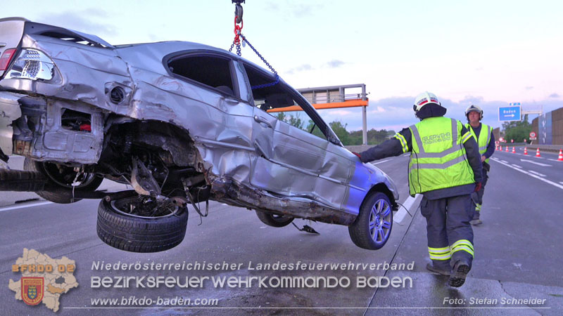 20240421 Pkw prallt auf der A2 gegen Betonleitwand und Absicherungsanhänger Foto: Stefan Schneider BFKDO BADEN 20240421 Pkw prallt auf der A2 gegen Betonleitwand und Absicherungsanhänger Foto: Stefan Schneider BFKDO BADEN