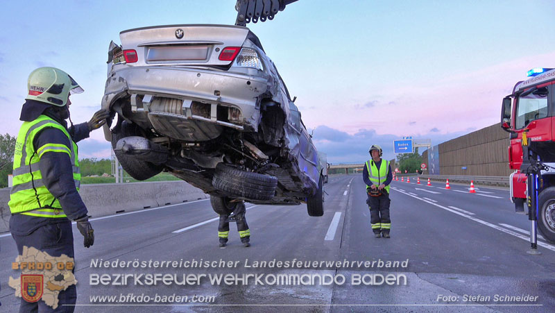 20240421 Pkw prallt auf der A2 gegen Betonleitwand und Absicherungsanhänger Foto: Stefan Schneider BFKDO BADEN 20240421 Pkw prallt auf der A2 gegen Betonleitwand und Absicherungsanhänger Foto: Stefan Schneider BFKDO BADEN