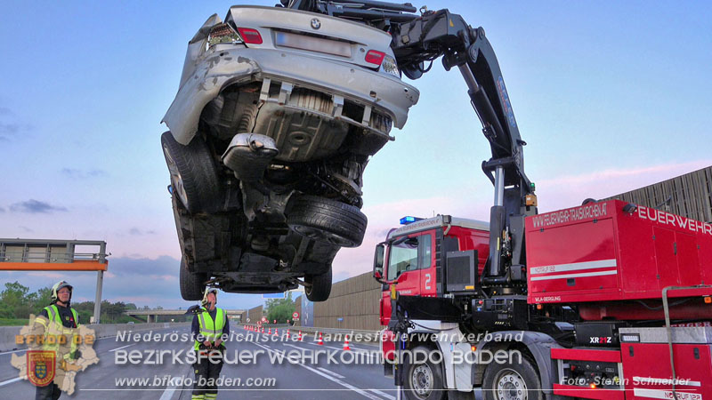 20240421 Pkw prallt auf der A2 gegen Betonleitwand und Absicherungsanhänger Foto: Stefan Schneider BFKDO BADEN 20240421 Pkw prallt auf der A2 gegen Betonleitwand und Absicherungsanhänger Foto: Stefan Schneider BFKDO BADEN
