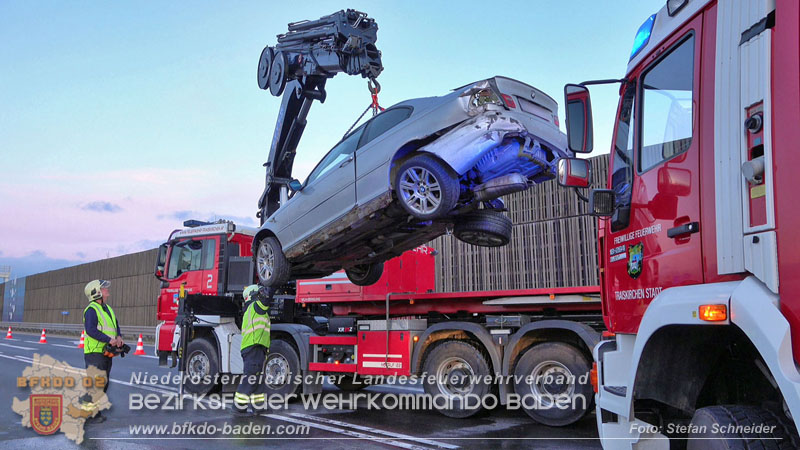 20240421 Pkw prallt auf der A2 gegen Betonleitwand und Absicherungsanhänger Foto: Stefan Schneider BFKDO BADEN 20240421 Pkw prallt auf der A2 gegen Betonleitwand und Absicherungsanhänger Foto: Stefan Schneider BFKDO BADEN