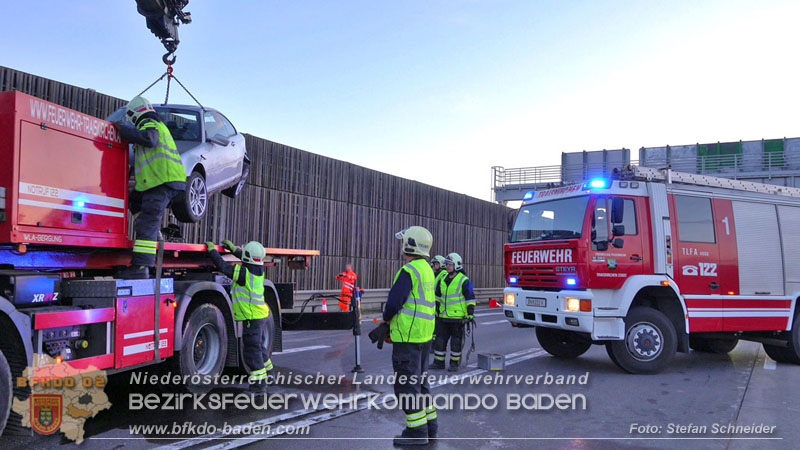 20240421 Pkw prallt auf der A2 gegen Betonleitwand und Absicherungsanhänger Foto: Stefan Schneider BFKDO BADEN 20240421 Pkw prallt auf der A2 gegen Betonleitwand und Absicherungsanhänger Foto: Stefan Schneider BFKDO BADEN