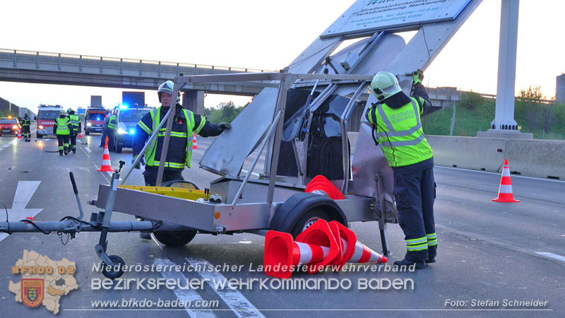 20240421 Pkw prallt auf der A2 gegen Betonleitwand und Absicherungsanhänger Foto: Stefan Schneider BFKDO BADEN 20240421 Pkw prallt auf der A2 gegen Betonleitwand und Absicherungsanhänger Foto: Stefan Schneider BFKDO BADEN