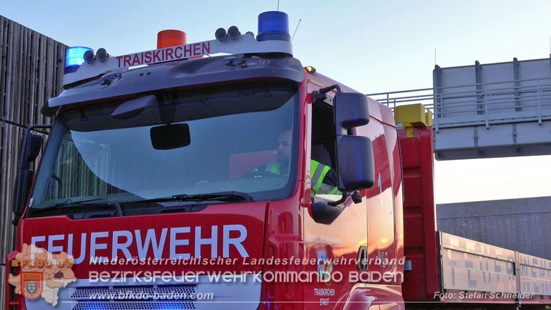 20240421 Pkw prallt auf der A2 gegen Betonleitwand und Absicherungsanhänger Foto: Stefan Schneider BFKDO BADEN 20240421 Pkw prallt auf der A2 gegen Betonleitwand und Absicherungsanhänger Foto: Stefan Schneider BFKDO BADEN