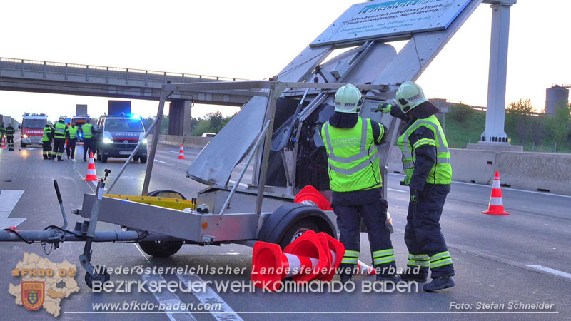 20240421 Pkw prallt auf der A2 gegen Betonleitwand und Absicherungsanhänger Foto: Stefan Schneider BFKDO BADEN 20240421 Pkw prallt auf der A2 gegen Betonleitwand und Absicherungsanhänger Foto: Stefan Schneider BFKDO BADEN